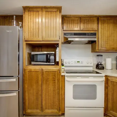 Emerald Haven! Alien Game Room - Pool - Spa - 15 Min To Joshua Tree Park!